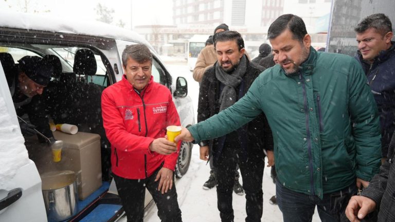 Tutdere’den kar altındaki vatandaşlara sıcacık içecek