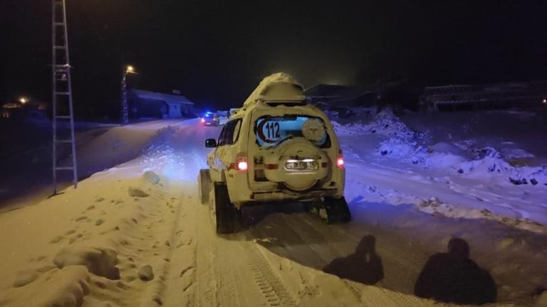 Dağda nefes darlığı çeken öğretmen paletli ambulansla kurtarıldı.