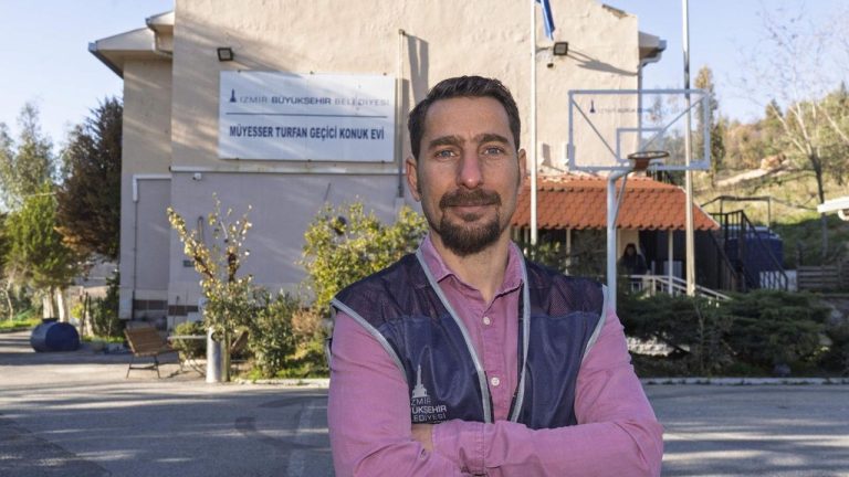 İzmir’de Sokak Hayvanları Üşümüyor: Erkek Barınma Merkezi Açık