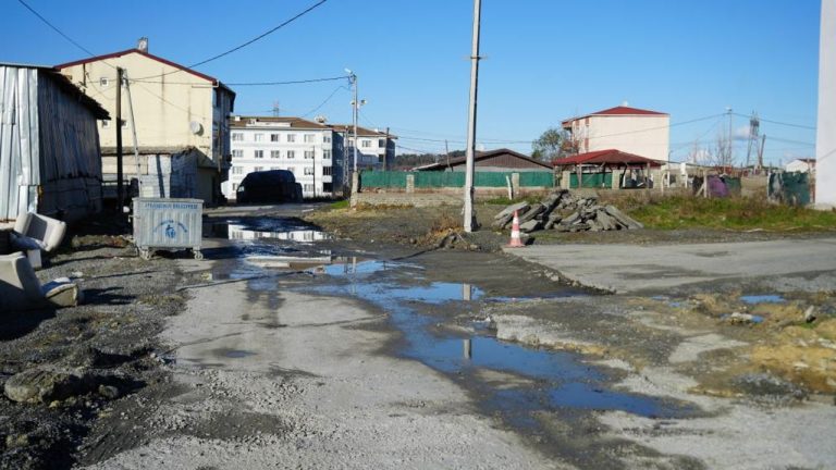 Arnavutköy’de yarım kalan inşaat isyan ettirdi