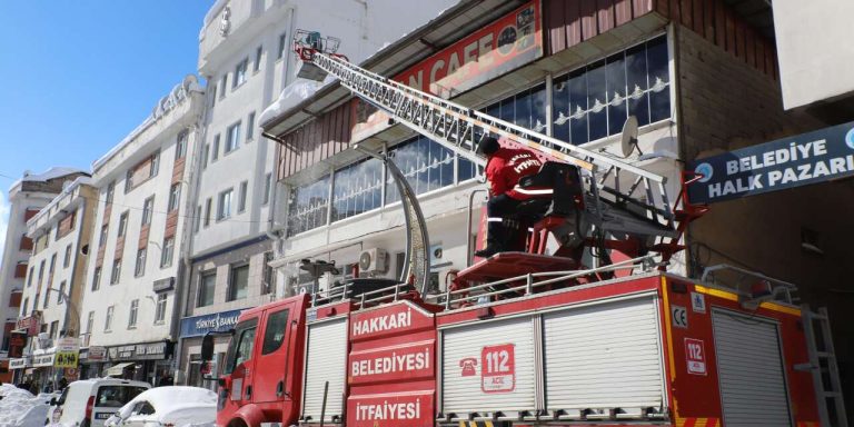 Hakkari’de çatılar itfaiye yardımıyla kar temizliyor