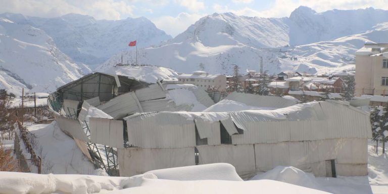 Hakkari Lisesi Halı Sahası Çöktü