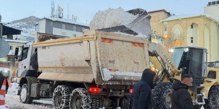 Hakkari’de kar temizliği: Tonlarca kar taşınıyor