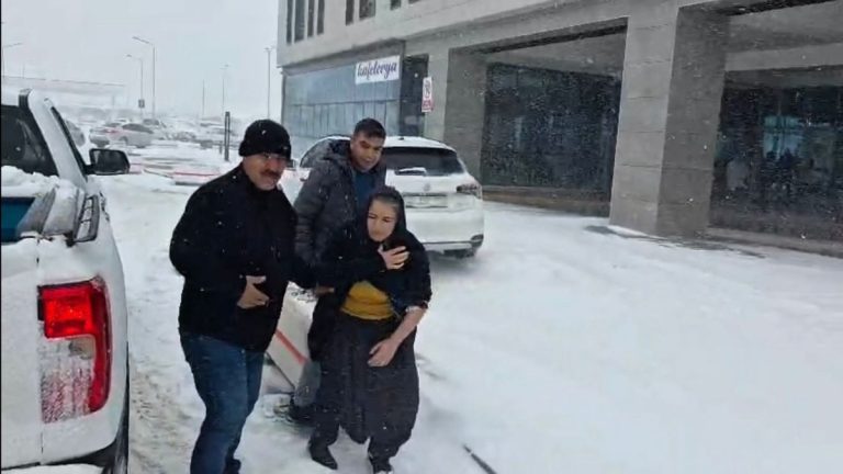 Adıyaman karla kaplandı: Ekipler, yolda kalan ambulansa yardım etti.