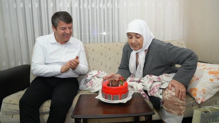 Tutdere’den Gülizar Teyze’ye Doğum Günü Sürprizi