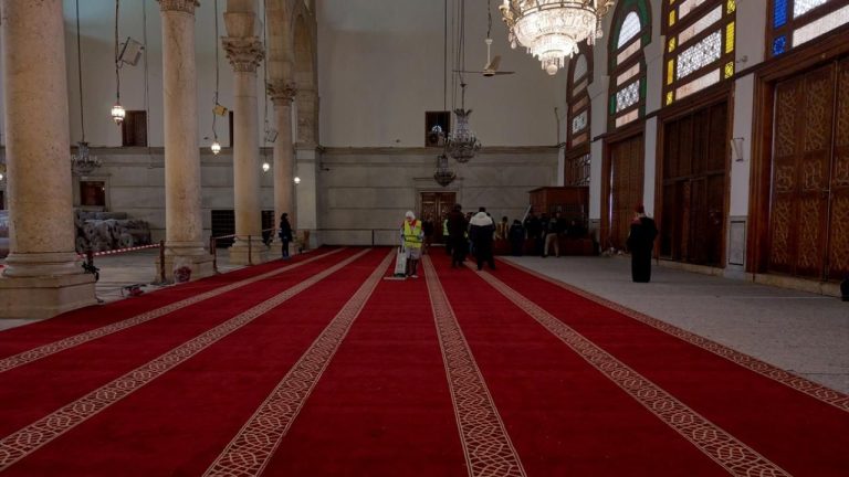 Emevi Camii’ne Gaziantep halıları döndü