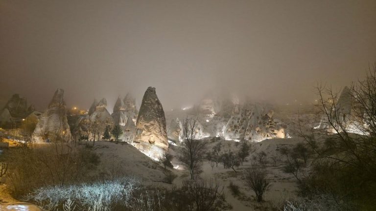 Kapadokya Beyaz Örtü Altında Masalsı Görüntüler