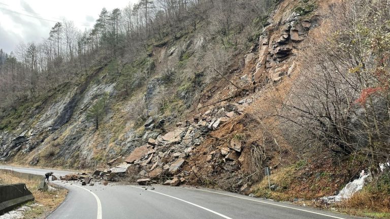 Borçka Hopa Yolu Heyelan Nedeniyle Kapandı