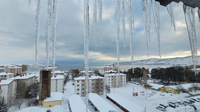 Tatvan’da 1 metreyi bulan buz sarkıtları