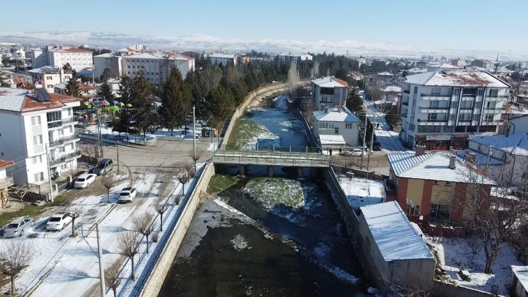 Şuhut’ta buz tutan çay ulaşımı aksattı.
