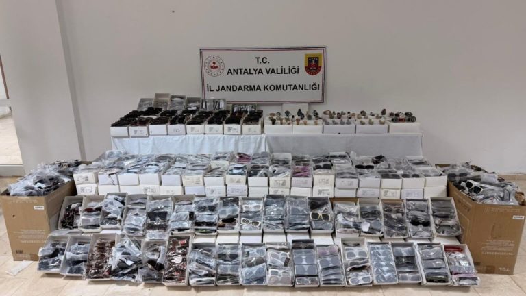 Gümrük kaçağı güneş gözlüğü, saatler Antalya’da ele geçirildi