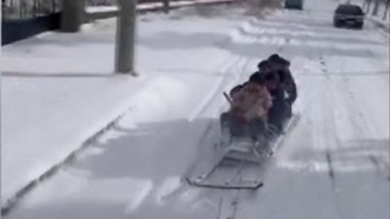 Çorumlu Gençler Kendi Yaptığı Kızakla Karın Tadını Çıkarıyor