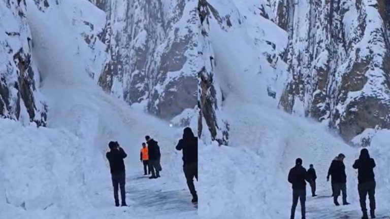 Van-Çukurca yolunda çığ düştü, görüntüler geldi