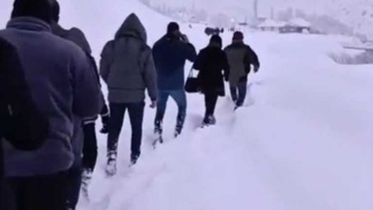 Çığda mahsur kalan 100 kişi köyde misafir edildi