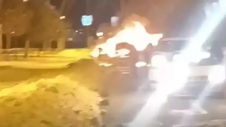 Diyarbakır’da park halindeki otomobil alev aldı.