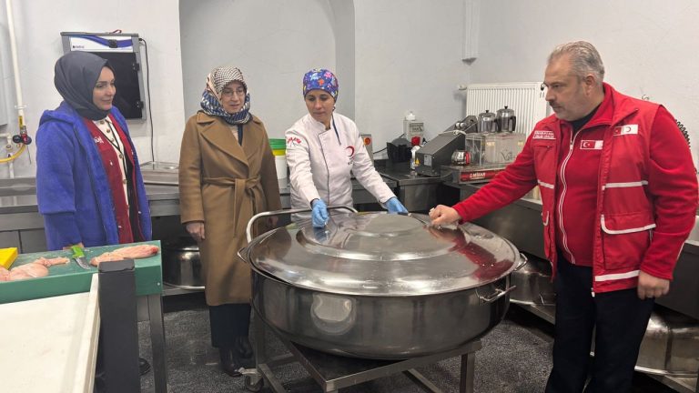 Vali Eşi Fidan Kızılay’ı Ziyaret Etti
