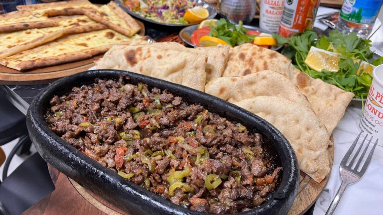 Afyonlular kavurma için köye akın ediyor