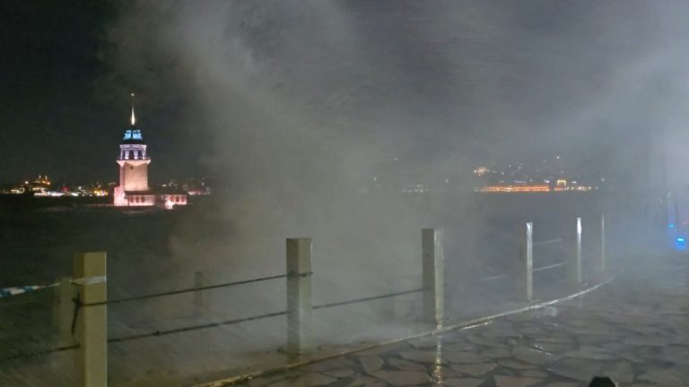 Üsküdar’da lodos: Sahil dev dalgalarla buluştu