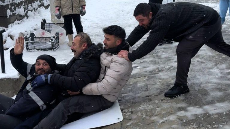 Amasya’da karın tadını büyükler çıkardı