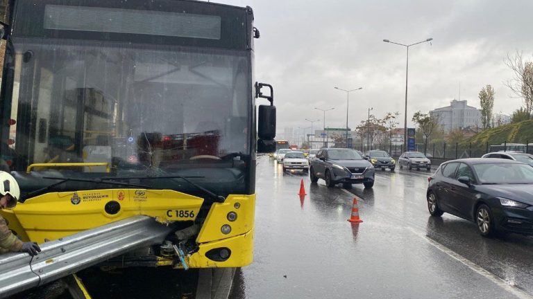 Arnavutköy’de otobüs bariyerlere çarptı