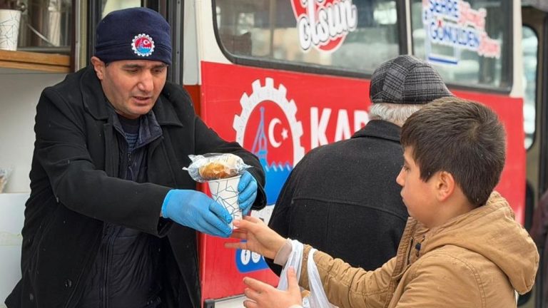Karabük Belediyesi kışa rağmen hizmet veriyor.