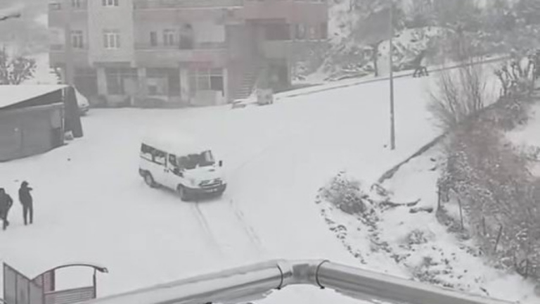 Kulp’te Transit Otobüs Yokuş Aşağı Kaydı Buzlanma FaciasınaRamak Kala Oldu