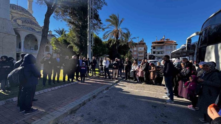 Manavgat umre yolcuları dualarla kutsal topraklara uğurlandı
