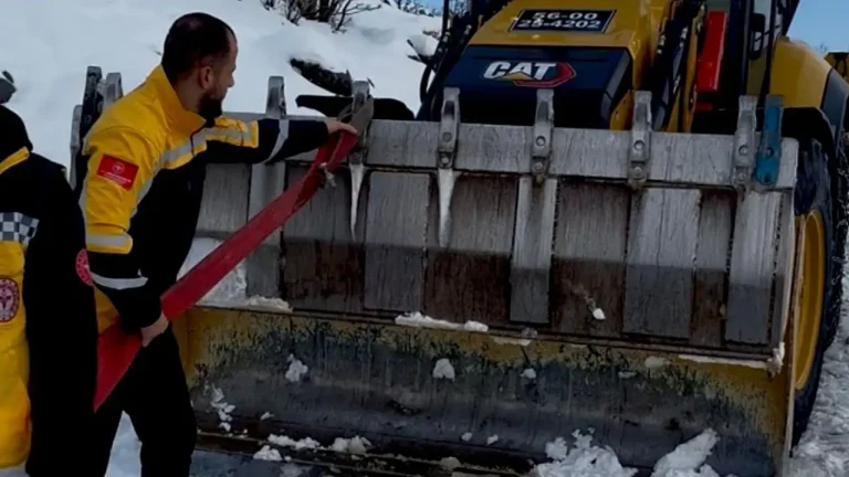 Pervari’de karda mahsur kalan ambulans ve diyaliz hastası kurtarıldı