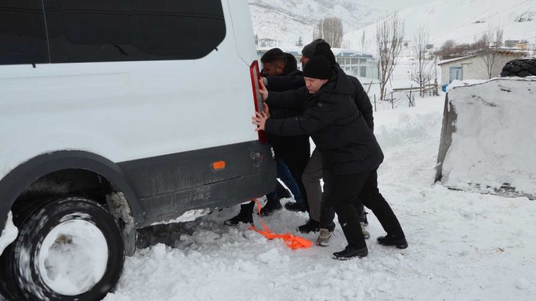 Tatvan Kaymakamı, kar kurtardı