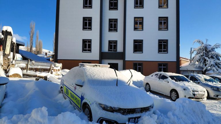 Tokat’ta kar kalınlığı 80 santimetreye ulaştı