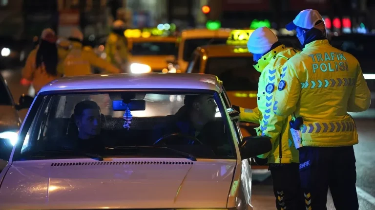 İzmir’de yılbaşı trafiği: Ceza ve kazalar