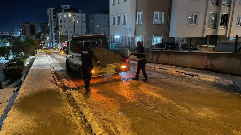 Altınordu buzlanmaya karşı gece mesaisi yaptı.