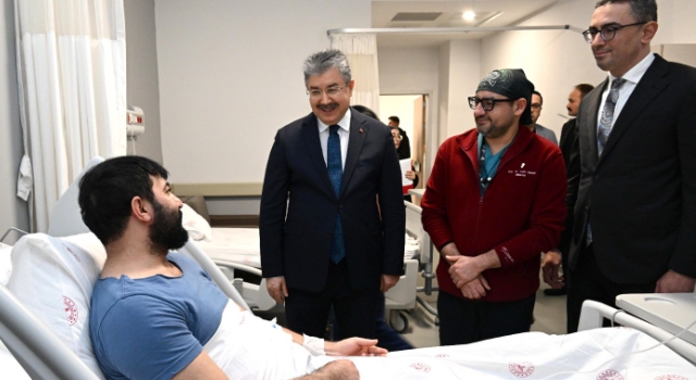 Vali Dr. Erdinç Yılmaz, Yeni Yıl Arifesinde Polis Ekiplerini ve Hastane Çalışanlarını Ziyaret Etti