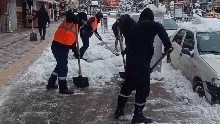 Van caddelerine park edenlere uyarı!